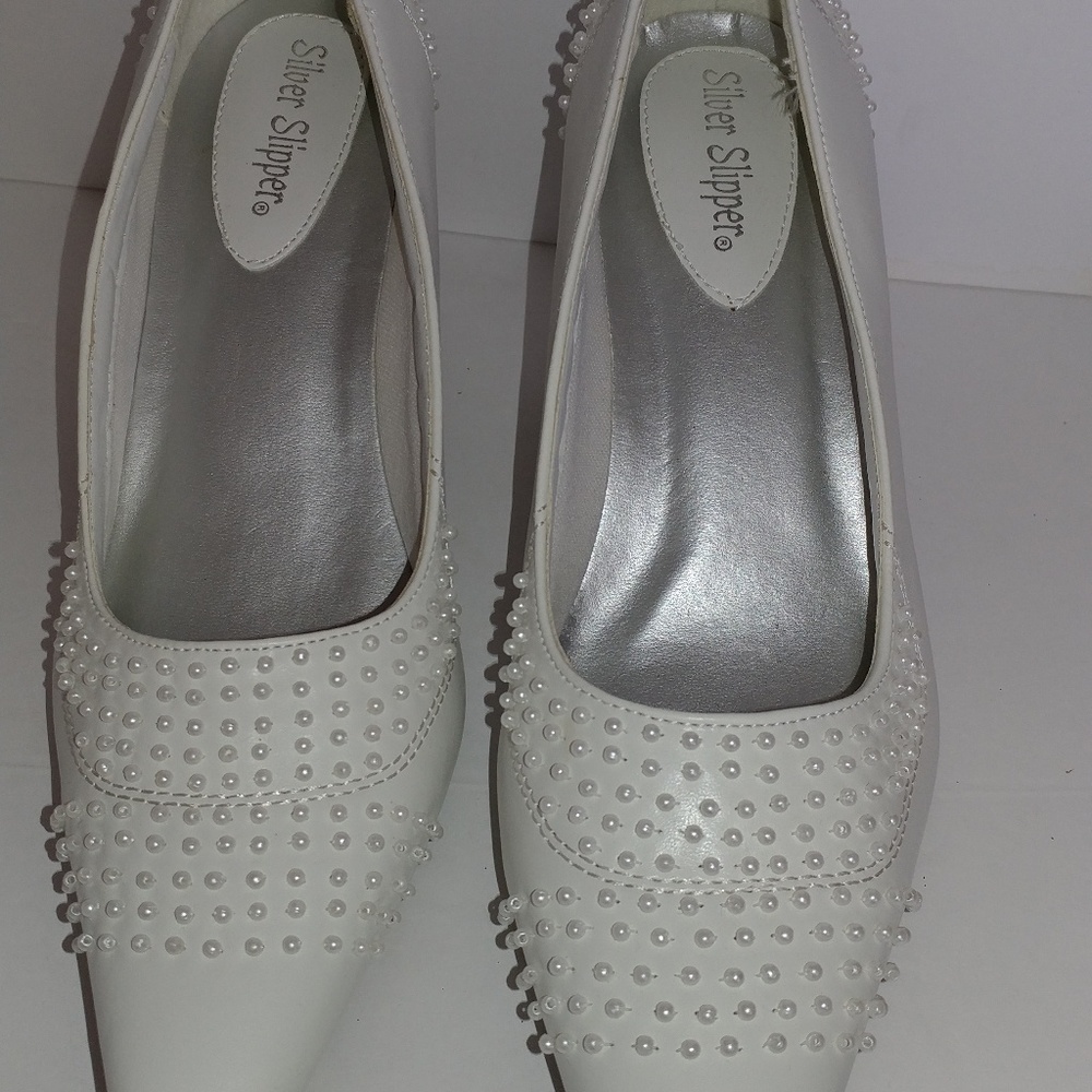 Silver slipper white 7.5 Slip on 11-14-22